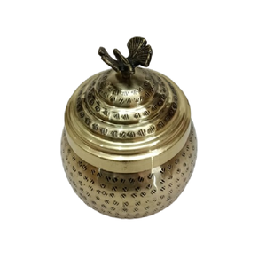 Tarro de almacenamiento de latón martillado redondo con contenedor de metal decorativo de remate de mariposa - Product Image 1