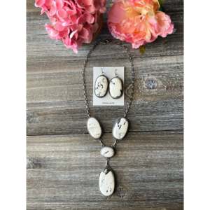 Ensemble de bijoux fins en argent sterling et buffle blanc Navajo, comprenant un collier et des boucles d'oreilles - Product Image 1