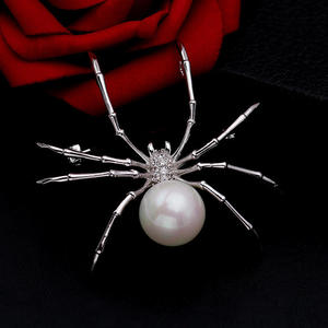 Broche Jeulia tendance en forme d'araignée avec perles blanches et cristaux en strass - Product Image 6