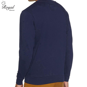 Sweat-shirt en molleton épais à col rond pour homme, coupe classique, couleur unie, avec logo personnalisé sur le devant, idéal pour un usage quotidien en hiver. - Product Image 4