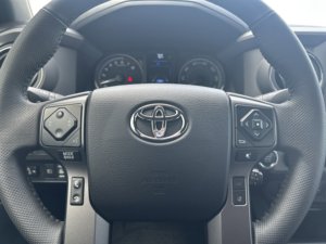 Toyota Tacoma 4WD TRD Off Road d'occasion propre 2023 - Product Image 5