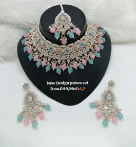 Collier ras du cou ethnique pour femme Lucentarts, plaqué or rose, avec zircons et perles d'imitation, idéal pour les mariages indiens et les soirées – Le plus tendance - Product Image 4