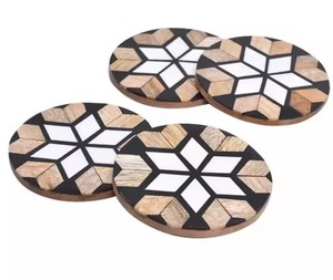 Ensemble de 4 sous-verres décoratifs en résine et en bois noirs et blancs faits à la main pour la maison, la table et le service - Product Image 5