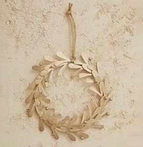 Couronne de feuilles vertes naturelles faite à la main Style organique Accent décoratif pour la décoration de la maison écologique Centre de table ou style d'événement - Product Image 5