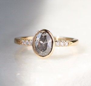 Bague de fiançailles en diamant de laboratoire sertie en bélière, coupe ovale, diamant de laboratoire sel et poivre, bague de mariage ovale en diamant de 1,58 carat pour femme - Product Image 1