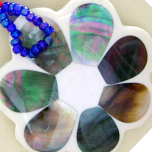 Collier en mosaïque de coquillages noirs mignons de SEASHELL JEWELRY avec motif floral, idéal pour un cadeau - Product Image 3