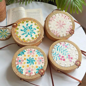 Sac en rotin rond tissé à la main avec une élégante incrustation de mosaïque de perles-Fabriqué par Viet Fargimex pour un look vintage intemporel - Product Image 2