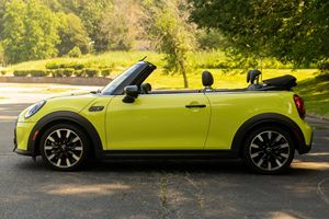 Mini Cooper S Cabriolet Turbo 4 cylindres d'occasion 2024, finition Signature, jaune éclatant, émission III non modifiée 8L - Product Image 4