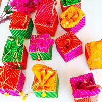 Boîte à bonbons carrée moderne indienne avec dentelle en tissu 4x4 pouces NOUVELLE ARRIVÉE Cadeau de mariage Faveurs de fête