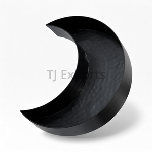 Serviteur à chocolat moderne en métal noir en forme de croissant pour la présentation contemporaine de desserts et de collations - Product Image 1