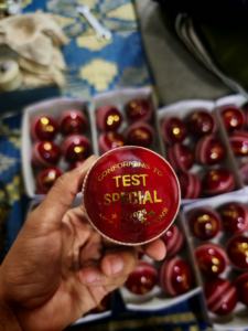 Pelotas de Críquet de Cuero Duro de Alta Calidad, Marca Personalizada, Hechas a Mano y a Máquina - Product Image 4