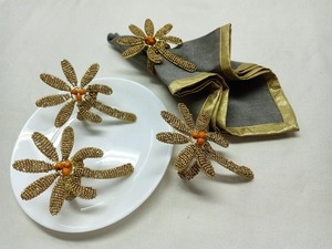 Servilleteros de resina hechos a mano de calidad superior Patrón floral Colores vibrantes Diseño de Ángel duradero para ajustes de mesa sofisticados - Product Image 5