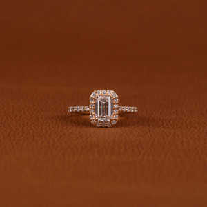 Lujoso anillo de compromiso con ajuste de halo de diamante cultivado en laboratorio de corte esmeralda, anillo de regalo de estilo moderno chapado en oro de 18KT para mujer - Product Image 1