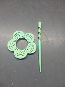 Épingles à châle classiques en bois de 8 cm, idéales pour les tricoteuses, qui glissent facilement dans le tissu, offrant une façon simple et élégante de styliser les écharpes. - Product Image 2