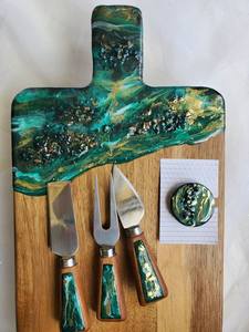 Planche à découper en résine époxy naturelle faite à la main en teck personnalisé pour servir les aliments - Product Image 5