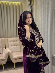 Ensemble Kurta Pant en velours de luxe brodé avec dupatta - Product Image 2