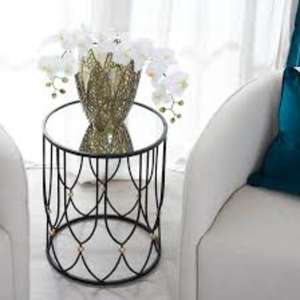 Table d'appoint en métal durable et élégante avec des détails artisanaux parfaits pour les propriétaires qui cherchent à créer un look charmant - Product Image 6