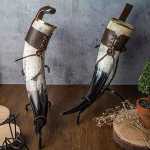 Cuerno Vikingo Artesanal para Beber con Soporte Metálico, Jarra Nórdica para Cerveza o Sidra, para Decoración Medieval y Uso en Bares - Product Image 1