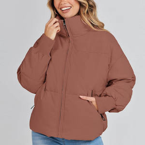 Chaqueta acolchada de punto de algodón impermeable para mujer de otoño con logotipo personalizado con capucha desmontable - Product Image 1
