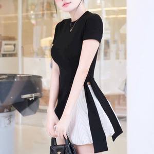 Ensemble femme moderne décontracté, haut blanc à manches courtes avec jupe à rayures fines - Product Image 3