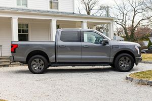 2022 F-150 Lighting La-riat ไมล์น้อย เครื่องยนต์สมบูรณ์ ระบบเกียร์อัตโนมัติ หลังคาพาโนรามา ไฟ LED พร้อมส่ง - Product Image 5