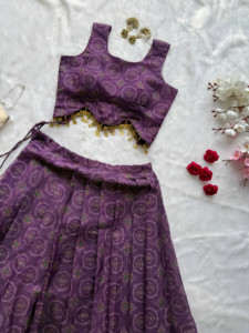 Élégance avec une touche moderne : Lehenga en organza imprimé numériquement, entièrement cousu, avec blouse cousue, idéal pour les soirées. - Product Image 5