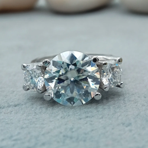 Anillo de compromiso de joyería fina amarilla sólida de 10K, juego de boda de tres piedras de moissanita blanca de 2,5 CT con anillos de diamantes de fiesta de Esmeralda - Product Image 1