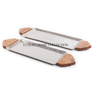 Plateau de service en métal plaqué argent au design vintage orné d'un attrait détaillé idéal pour les intérieurs classiques et la décoration patrimoniale - Product Image 4