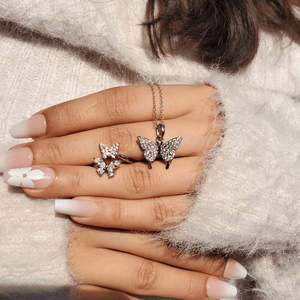 Ensemble de bijoux fantaisie en argent scintillant avec papillon de la marque Hallmark, comprenant une bague et un pendentif, articles cadeaux - Product Image 1