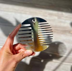 HF Crafts Peine de cuerno de doble cara hecho a mano Material de cuerno de búfalo negro Diseño animal elegante Cuidado del cabello Artesanías naturales - Product Image 4