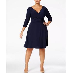 Abito da donna taglie forti NY Collection 1X in crêpe a pieghe a trapezio, blu navy, classico, formale, al ginocchio, con perline e vita naturale - Product Image 1