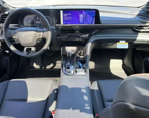 TOP 2025 Crown Platinum Berline 5 portes 5 places Essence 4.5L Automatique 6 vitesses Cuir foncé Occasion en excellent état Toit panoramique - Product Image 2