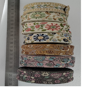 Fleurs sur mesure brodées de plusieurs couleurs dans des modèles assortis pour la revente dans différentes tailles - Product Image 1