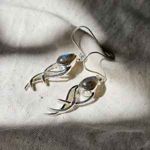 Boucles d'oreilles en pierre précieuse Labradorite faites à la main en argent sterling 925 avec pierres flash bleues naturelles Cadeau élégant pour elle - Product Image 1