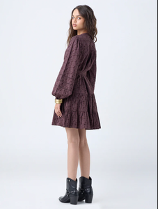 LOV Vestido escalonado de algodón Schiffli marrón oscuro con cinturón - Product Image 4