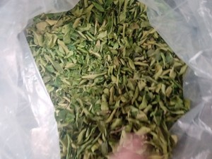 Feuilles de kaffir lime séchées, ingrédient naturel d'agrumes, idéal pour les restaurants, les fabricants d'épices et les assaisonnements culinaires, fabriqué au Vietnam. - Product Image 4