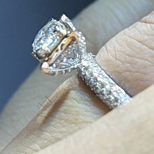 Élégante bague solitaire pour femme en or massif 14K et 18K avec de véritables diamants naturels taillés en brillant, certifiée par un tiers. - Product Image 6