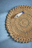 Napperon rond en raphia fait à la main Artisan Tapis de table écologique naturel pour décor de salle à manger bohème, rustique ou d'été