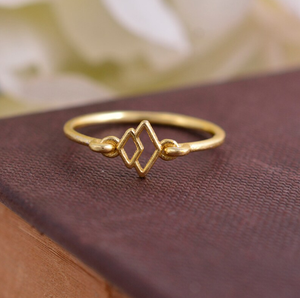 Nuevo diseño, pequeño anillo de oro de latón apilable con diamante para mujer, accesorios de moda para uso diario y ocasiones de boda - Product Image 2