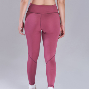Ensemble de yoga 2 pièces personnalisé avec logo pour femme – Soutien-gorge de sport et legging de haute qualité pour la gym - Product Image 5