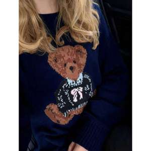 เสื้อสเวตเตอร์ถักแขนยาวคอกลมลายหมีสีขาวสำหรับผู้หญิง - Product Image 5