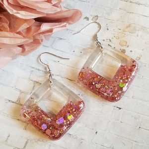 Boucles d'oreilles créoles élégantes en résine en forme de C, nouveau design de bijoux de mode en diamant pour filles et femmes | parfaites pour un usage quotidien et des vêtements de fête - Product Image 1