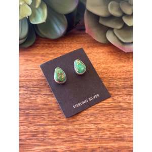 Pendientes de Turquesa de la Montaña Sonora Hechos por Navajos, con Base de Plata de Ley, Forma de Gota de Agua y Engaste de Bisel - Product Image 3