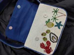 Bolso de hombro con solapa de cuentas de cristal plateadas y azules con diseño de pez, de moda, para mujer, ideal para fiestas de verano en la playa. - Product Image 5