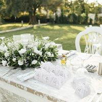 Boîte cadeau de petites friandises délicieuses avec rubans, nœuds et étiquettes fleuries pour mariage, baby shower, fête, baptême, cadeau de remerciement