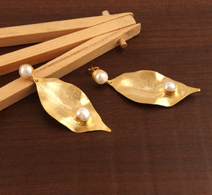Petites boucles d'oreilles rondes en perles d'eau douce, plaqué or, finition brossée, fabrication artisanale - Product Image 3