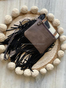 Bolso de piel de vaca con patrón único para mujer, bandolera de cuero con flecos, estilo bohemio - Product Image 3