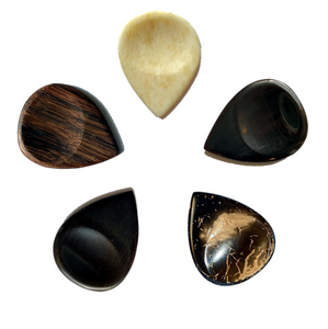 Púas de guitarra de cuerno de buey Bordes lisos para tocar rápidamente Instrumentos musicales hechos de material de cuerno duradero - Product Image 3