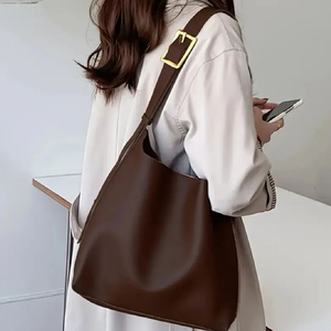 Un fourre-tout en cuir beige polyvalent qui comprend une pochette zippée amovible pour l'organisation; disponible au prix de gros. - Product Image 4