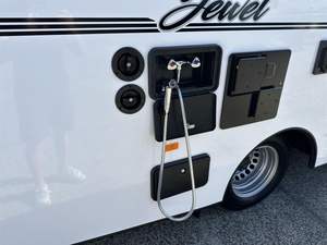 Autocaravana de Lujo BEN.Z, Camper Van 4x4, Casa Rodante para 4-6 Personas, Estilo Moderno con Suspensión Independiente - Product Image 4